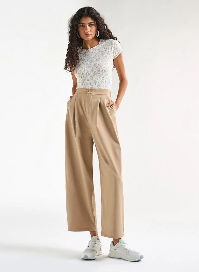 سبلاش فيڤ تيشيرت بياقة ضيّقة وأكمام قصيرة وتفاصيل زهرية