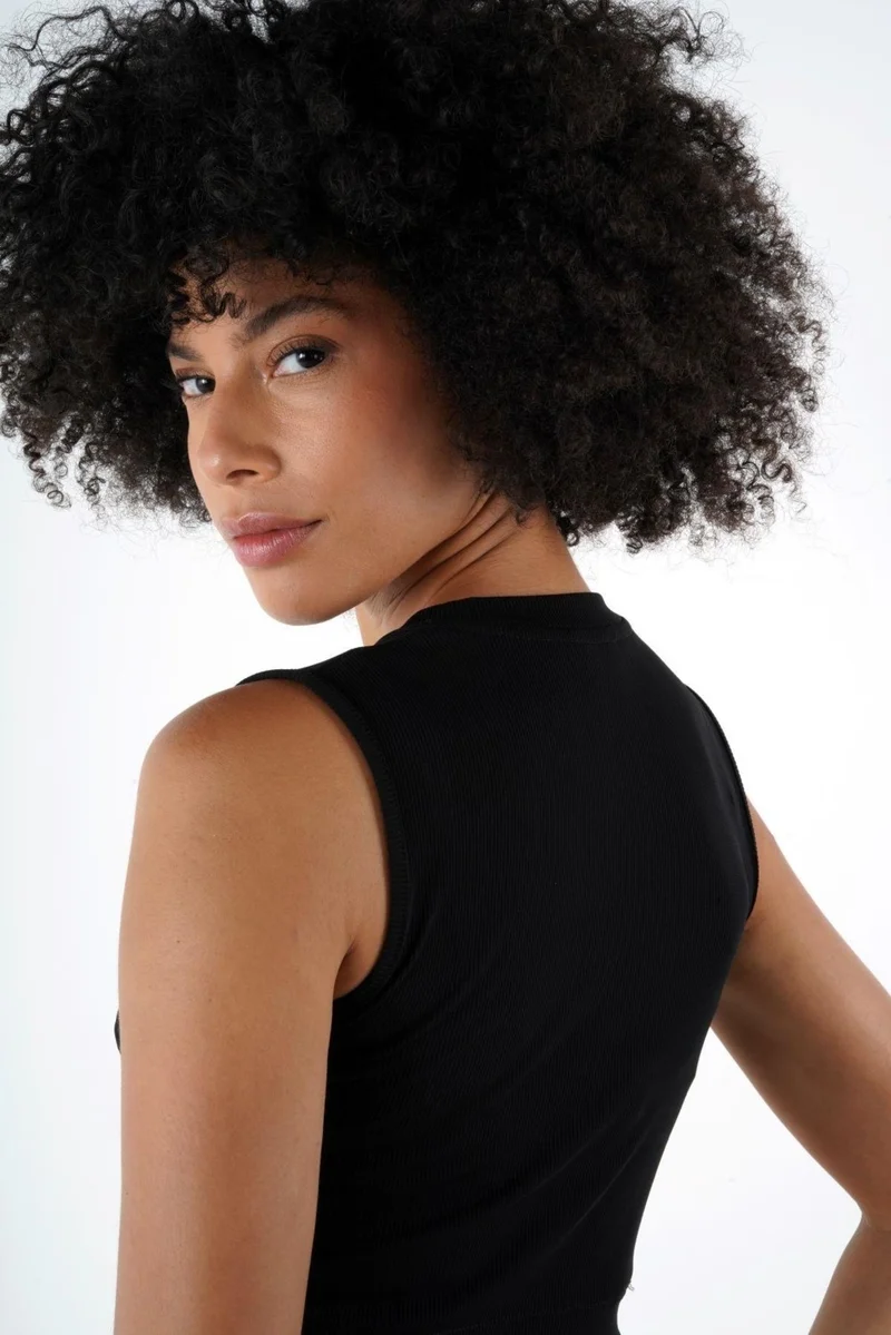 الكسندر جاردي Crew Neck Sleeveless Ribbed Crop T-Shirt (B24-00219)