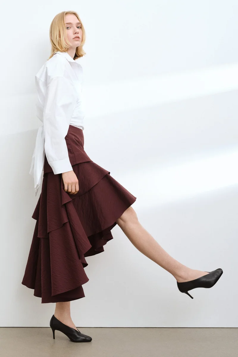 اتش اند ام تنورة بطبقات وقصّة غير متماثلة