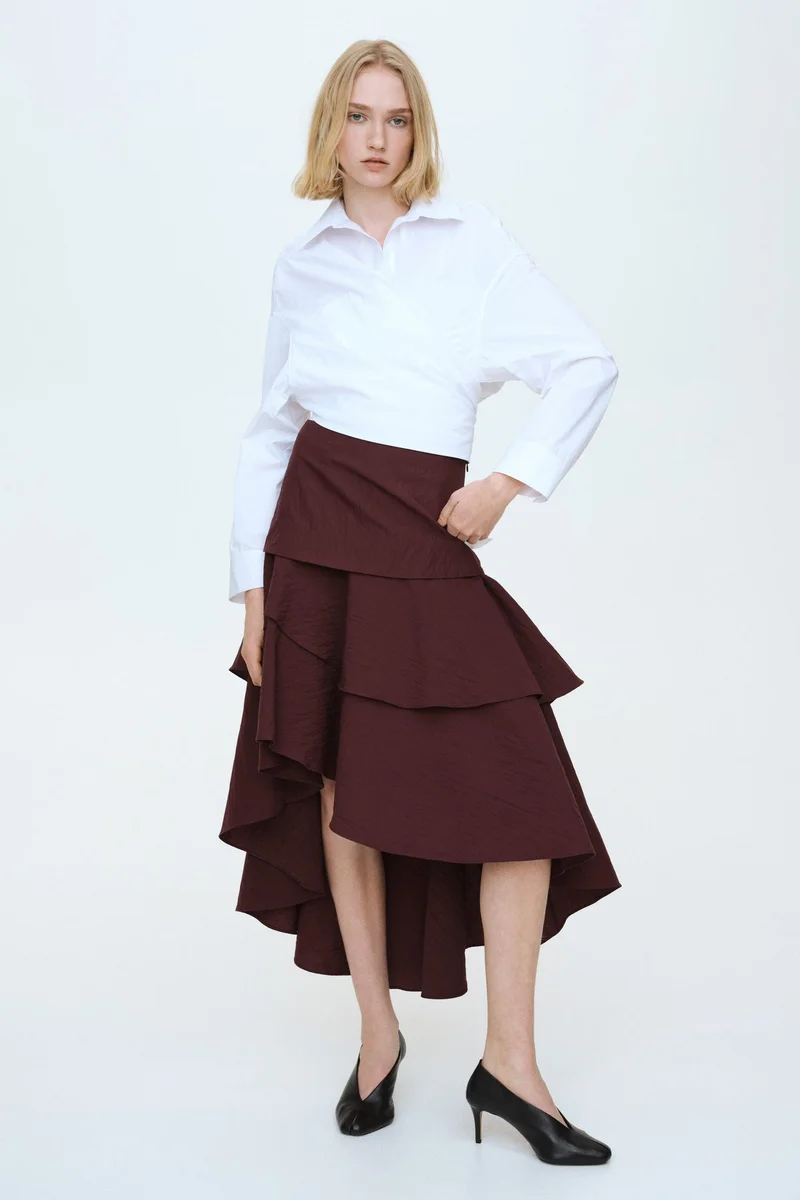 اتش اند ام تنورة بطبقات وقصّة غير متماثلة