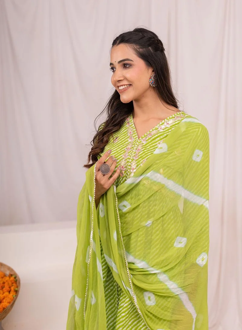 ISHIN Regular Fit Three-Quarter Sleeve Printed Green Cotton Woven Kurta Set For Women Flat Collar Perfect For Wedding And Engagement Pull On Closure