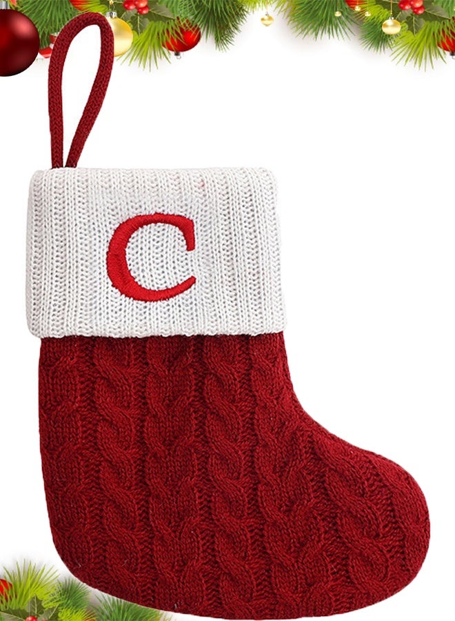 VUCATIN جوارب عيد الميلاد الصغيرة الحمراء المحبوكة، مطرزة بأحرف اسم العائلة، زينة معلقة على مدفأة عائلية، هدية مثالية لعيد الميلاد (ج) - Image 1