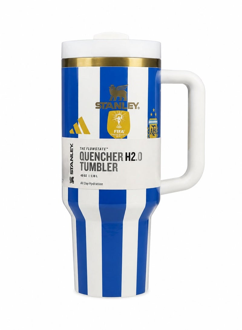 كوب Stanley Quencher H2.0 بتصميم ليونيل ميسي ومنتخب الأرجنتين - كوب سفر معزول من الفولاذ المقاوم للصدأ مزود بمقبض وماصة للمشروبات الساخنة والباردة. - Image 1