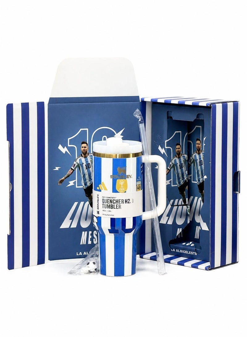 كوب Stanley Quencher H2.0 بتصميم ليونيل ميسي ومنتخب الأرجنتين - كوب سفر معزول من الفولاذ المقاوم للصدأ مزود بمقبض وماصة للمشروبات الساخنة والباردة. - Image 4