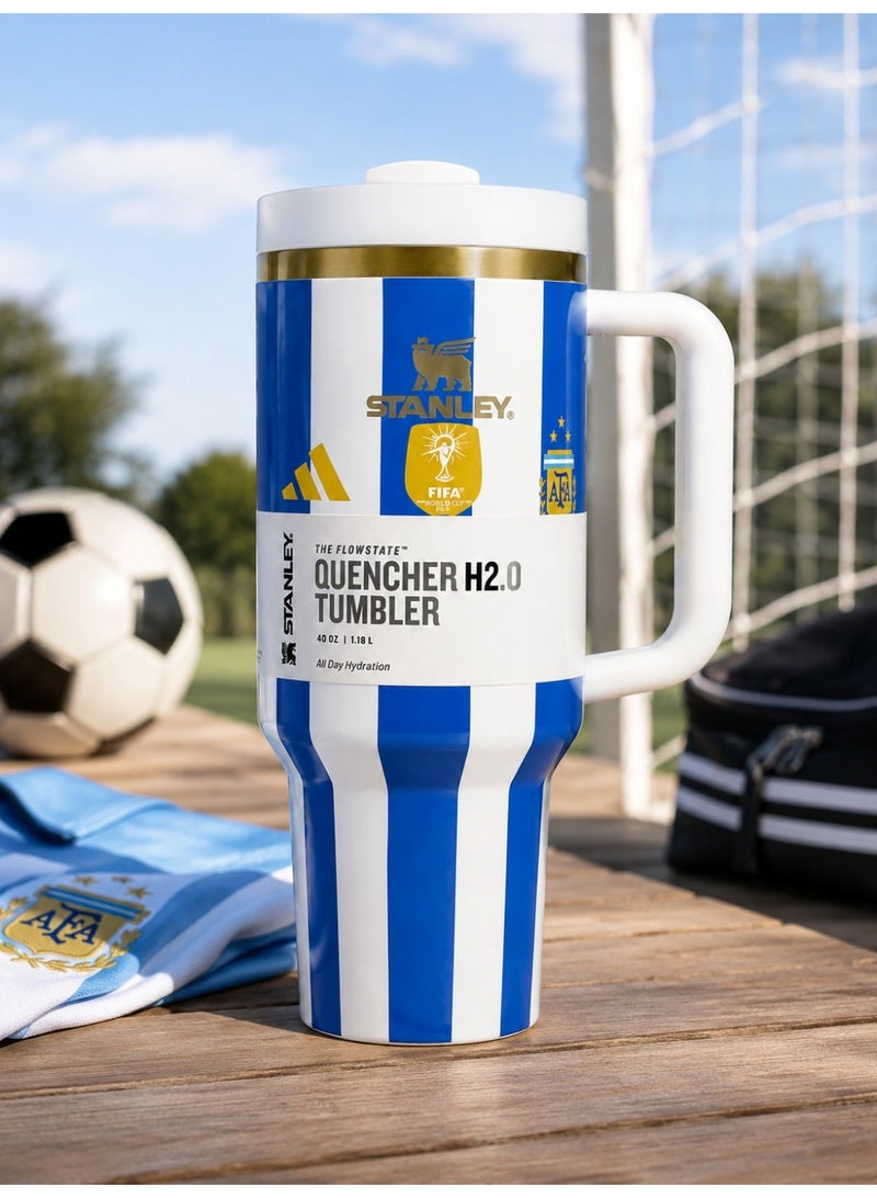 كوب Stanley Quencher H2.0 بتصميم ليونيل ميسي ومنتخب الأرجنتين - كوب سفر معزول من الفولاذ المقاوم للصدأ مزود بمقبض وماصة للمشروبات الساخنة والباردة. - Image 3