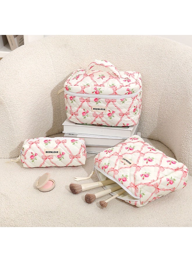 حقيبة مستحضرات تجميل كبيرة مبطنة للنساء والفتيات مكونة من 3 قطع، حقيبة مستحضرات تجميل قطنية زهرية جميلة، حقائب أدوات تجميل منظمة للسفر (أقواس وردية) - Image 1