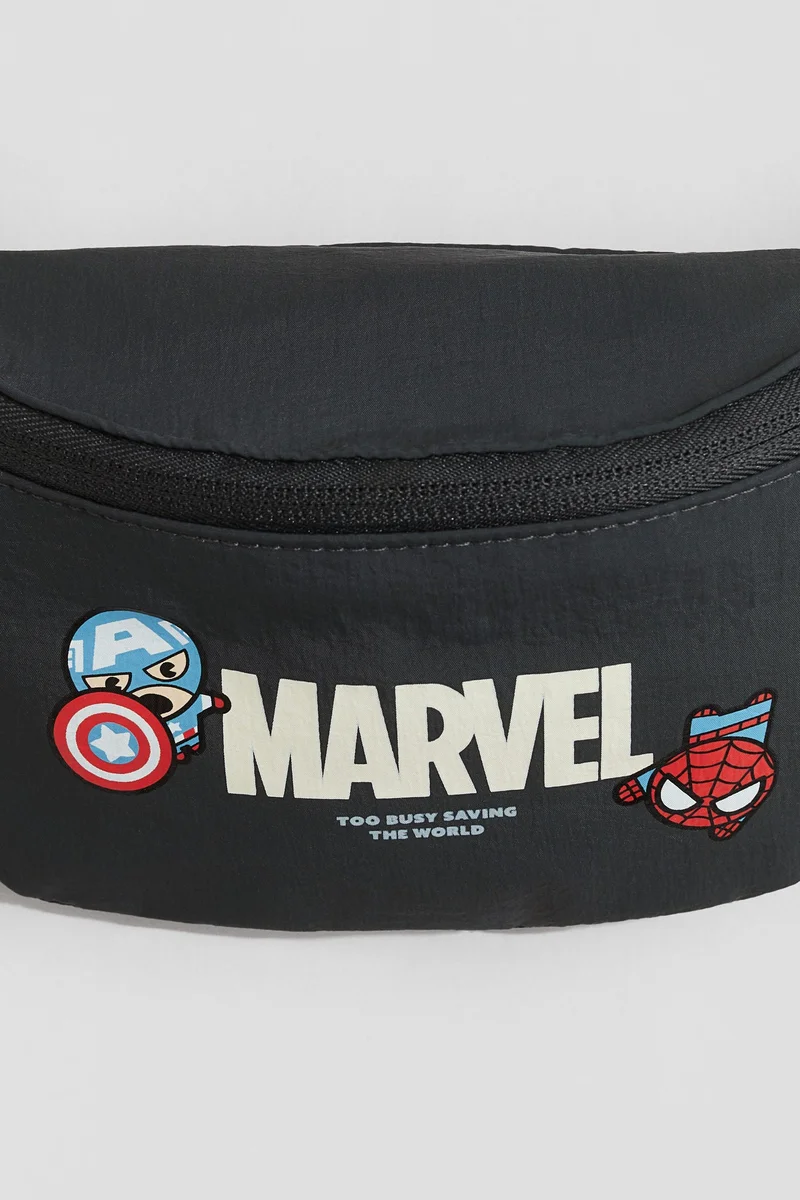 اتش اند ام حقيبة كروس بودي مزين بطبعة