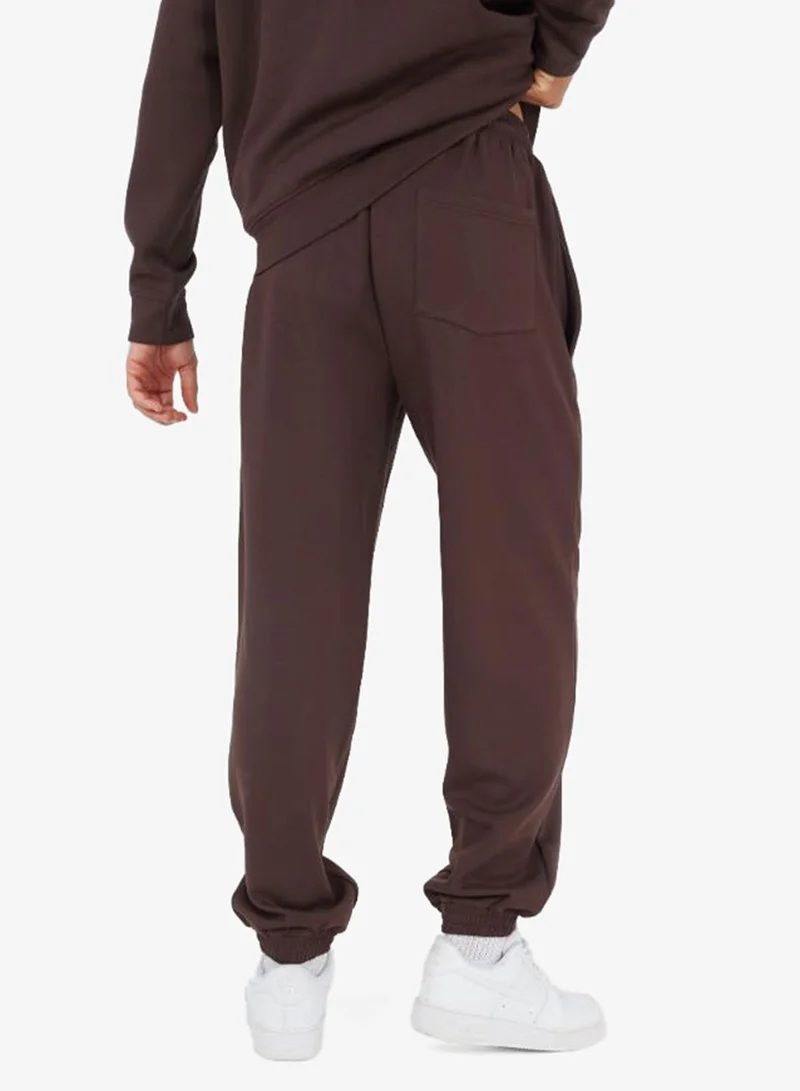 BRAVE SOUL MENS RELAXED FIT JOG PANT WITH SHOELACE DRAWCORD AND CLEAR PLASTIC AGLET ENDS. 2X FRONT BODY SIDE ENTRY POCKETS.