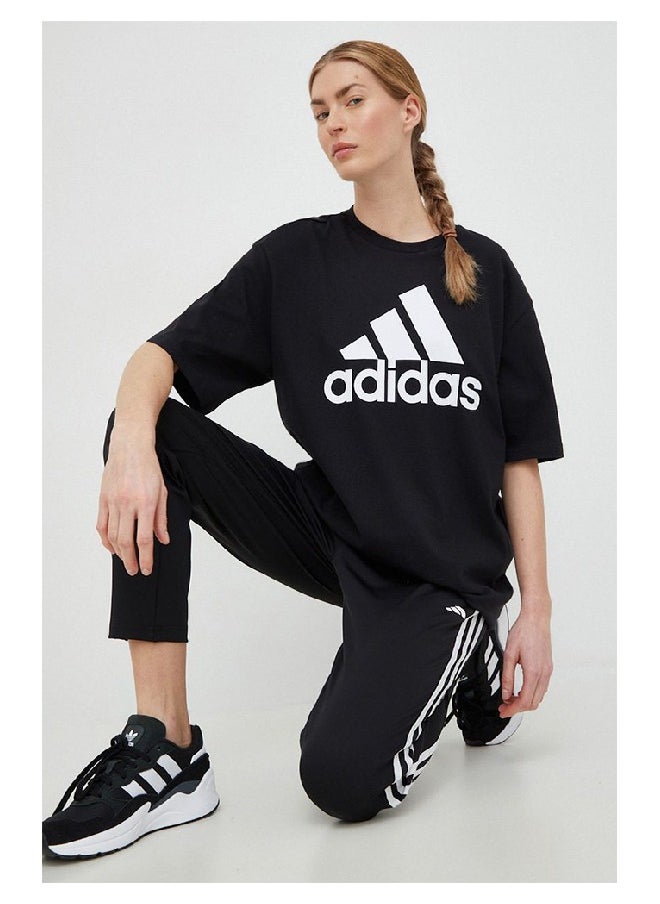 Adidas - تي شيرت صديقها بشعار كبير من Essentials - Image 1