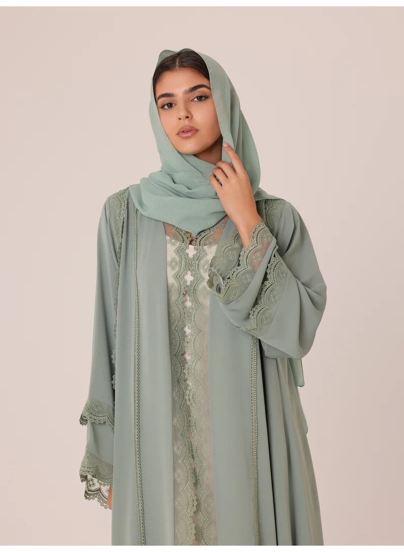 اكسا عباية دانتيل بقصّة حكيمية