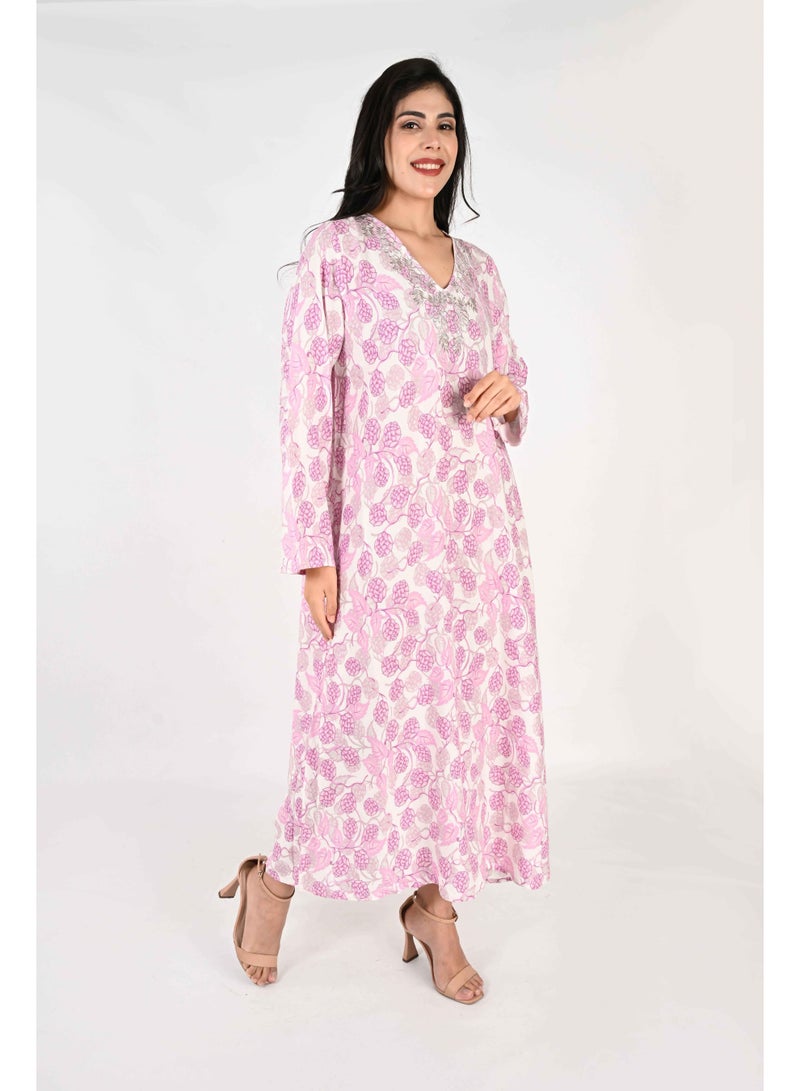 LINELLE جلابية لينيل للسيدات - قاعدة بيضاء مع زهور وردية وياقة مطرزة - Image 3