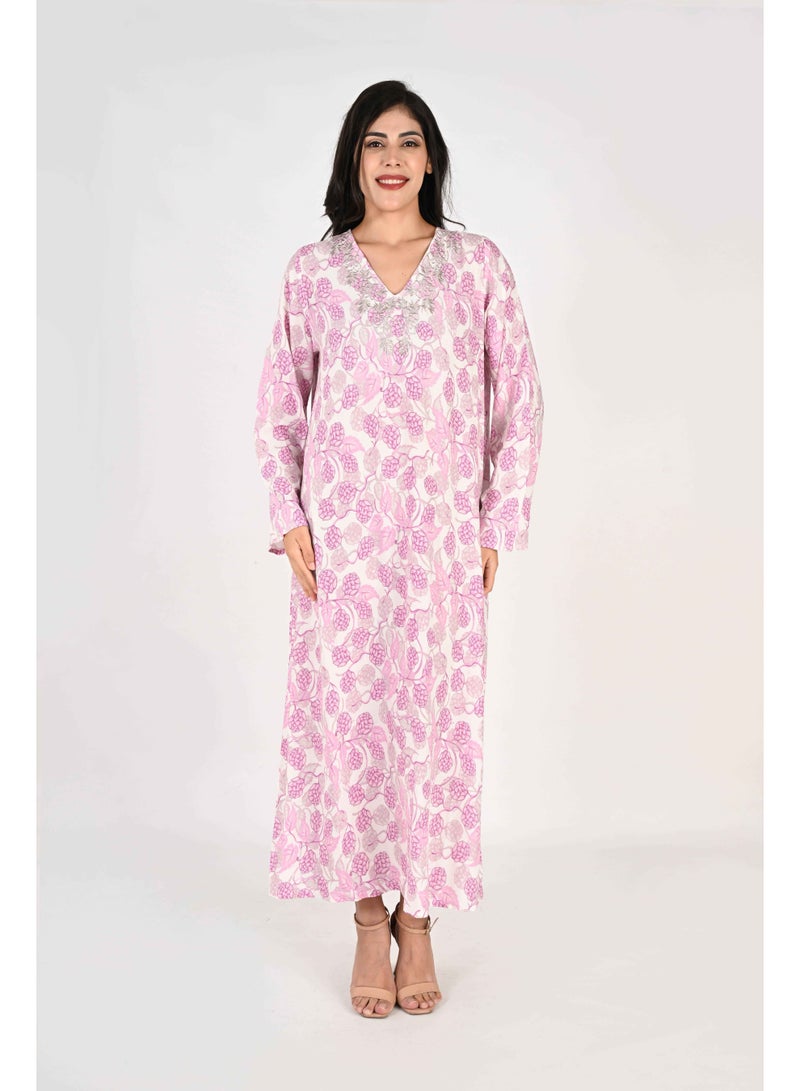 LINELLE جلابية لينيل للسيدات - قاعدة بيضاء مع زهور وردية وياقة مطرزة - Image 1