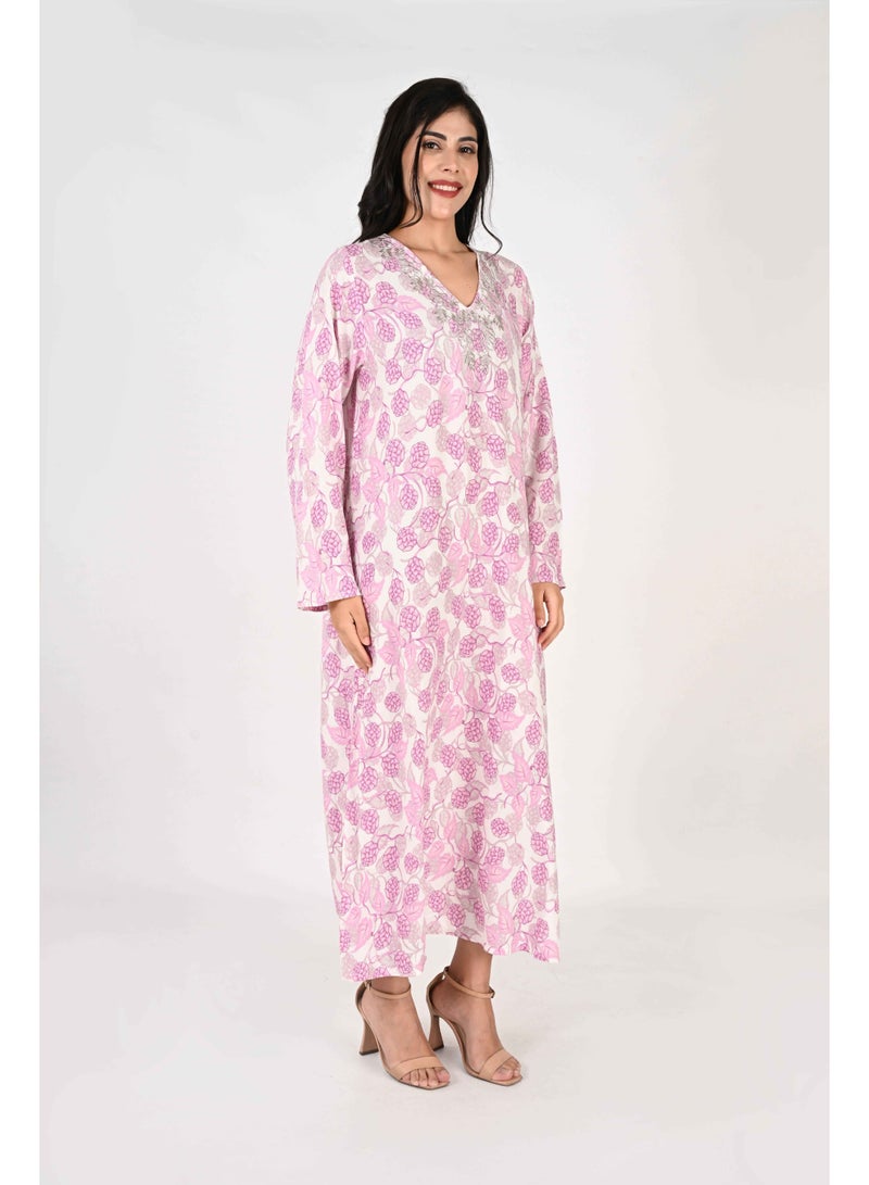 LINELLE جلابية لينيل للسيدات - قاعدة بيضاء مع زهور وردية وياقة مطرزة - Image 2