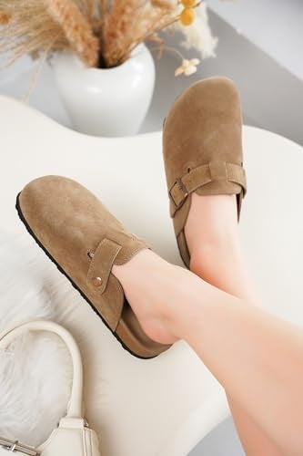 Project Cloud صندل كلوغ من جلد سويد أصلي للنساء - نعال دعم قوس من فوم الذاكرة للنساء - أحذية مريحة عصرية للنساء (بنتون، تان سويد، 9) - Image 5