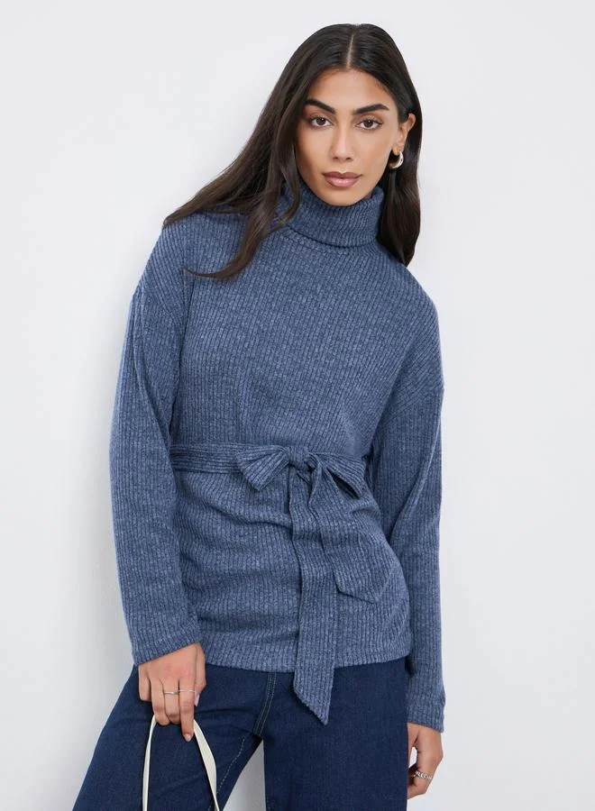 ستايلي بلوزة طويلة محبوكة برقبة عالية مع حزام قماشي