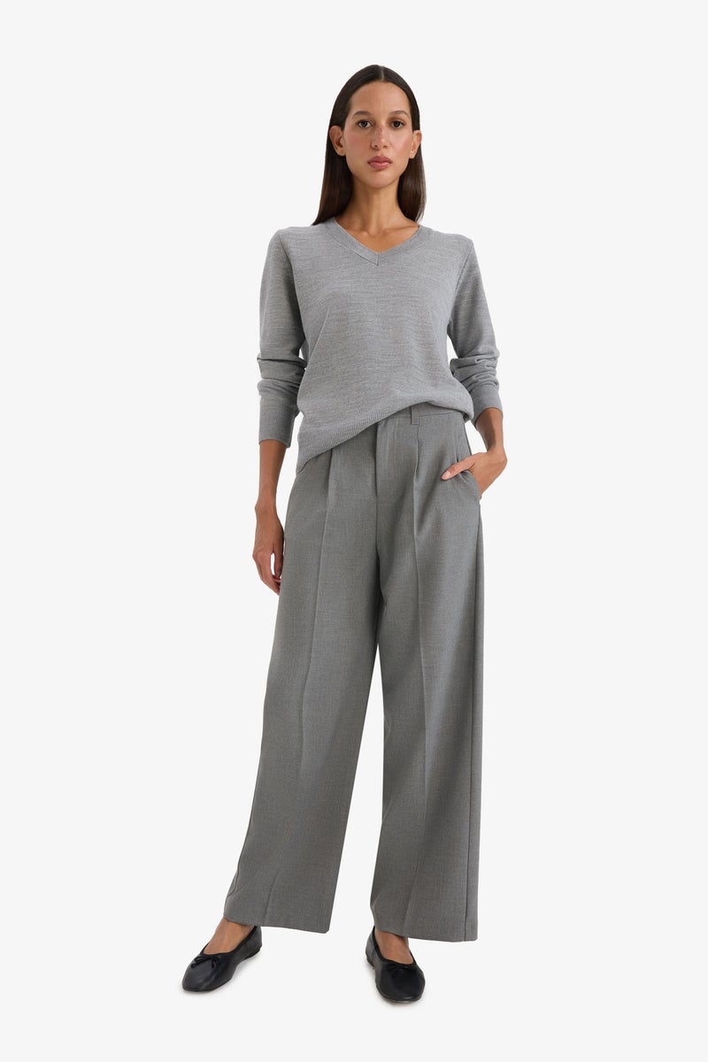 ديفاكتو بلوفر تريكو قصة مريحة بياقة V - Image 2