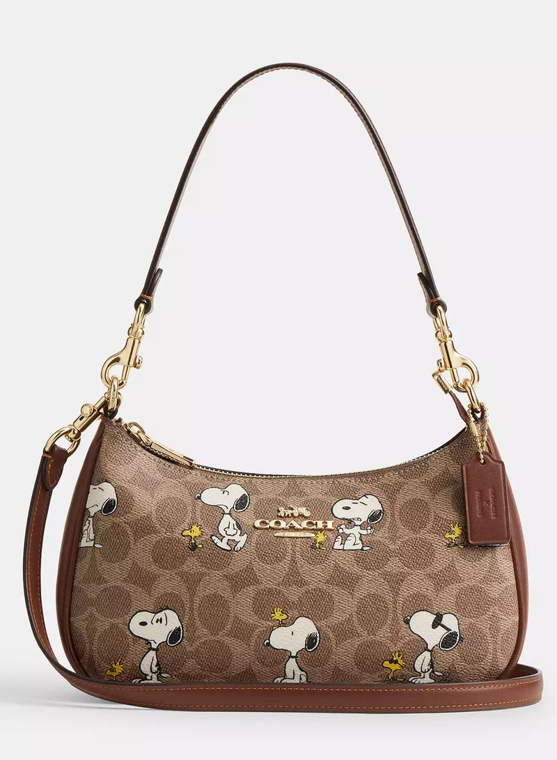 كوتش اوت ليت حقيبة كتف تيري من كوتش إكس بيناتس، مصنوعة من قماش مميز بطبعة سنوبي، حقيبة يد نسائية، حقيبة هوبو نسائية، حقيبة توت نسائية، حقيبة سفر نسائية. - Image 1