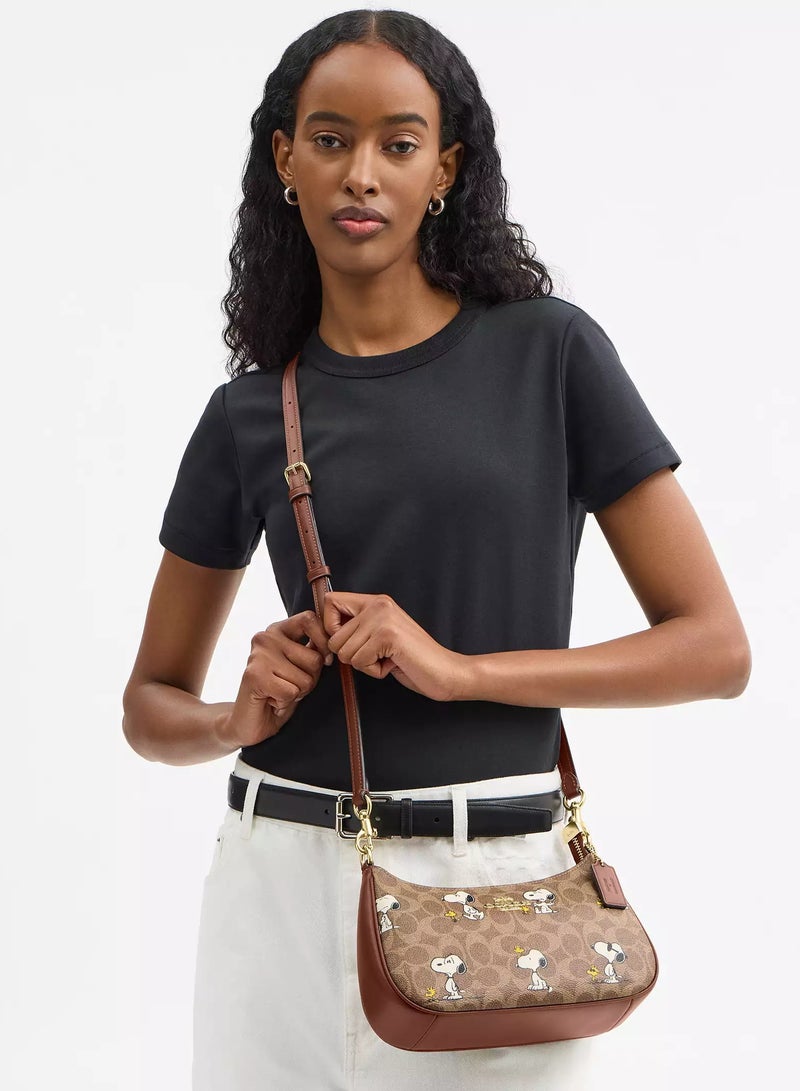 كوتش اوت ليت حقيبة كتف تيري من كوتش إكس بيناتس، مصنوعة من قماش مميز بطبعة سنوبي، حقيبة يد نسائية، حقيبة هوبو نسائية، حقيبة توت نسائية، حقيبة سفر نسائية. - Image 2