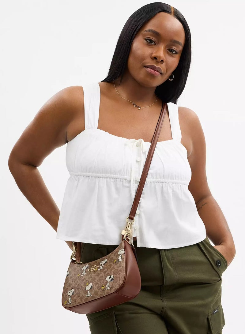 كوتش اوت ليت حقيبة كتف تيري من كوتش إكس بيناتس، مصنوعة من قماش مميز بطبعة سنوبي، حقيبة يد نسائية، حقيبة هوبو نسائية، حقيبة توت نسائية، حقيبة سفر نسائية. - Image 4