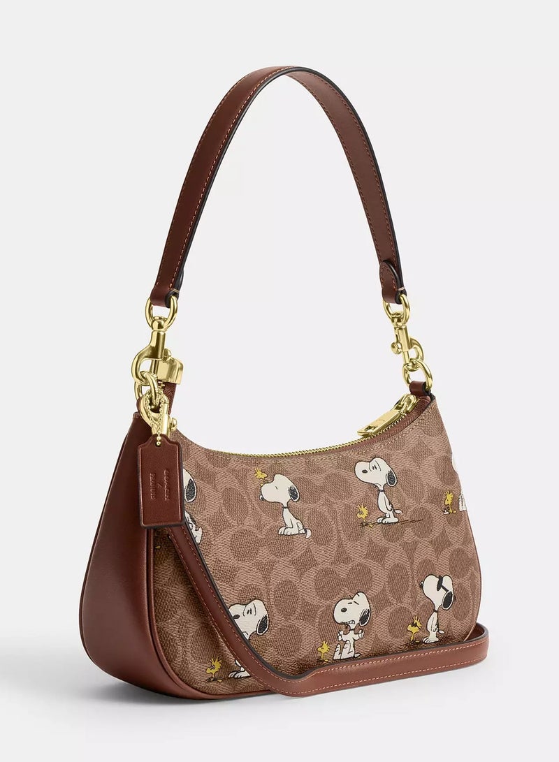 كوتش اوت ليت حقيبة كتف تيري من كوتش إكس بيناتس، مصنوعة من قماش مميز بطبعة سنوبي، حقيبة يد نسائية، حقيبة هوبو نسائية، حقيبة توت نسائية، حقيبة سفر نسائية. - Image 5