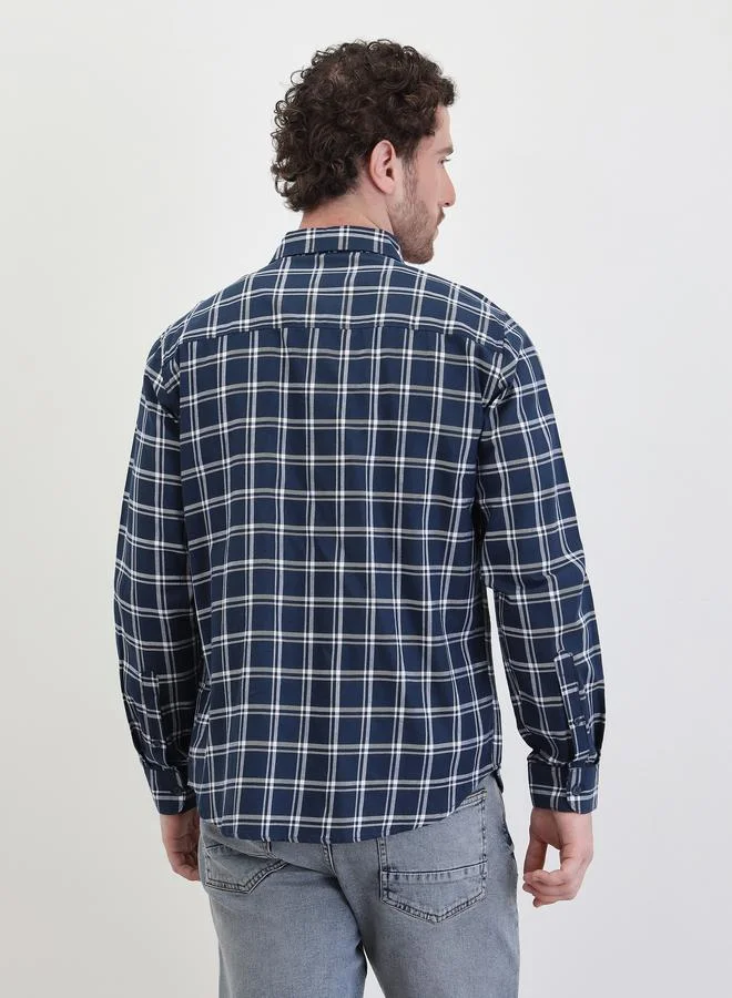 ستايلي قميص بنقشة مربعات بقصة عادية وياقة مفتوحة