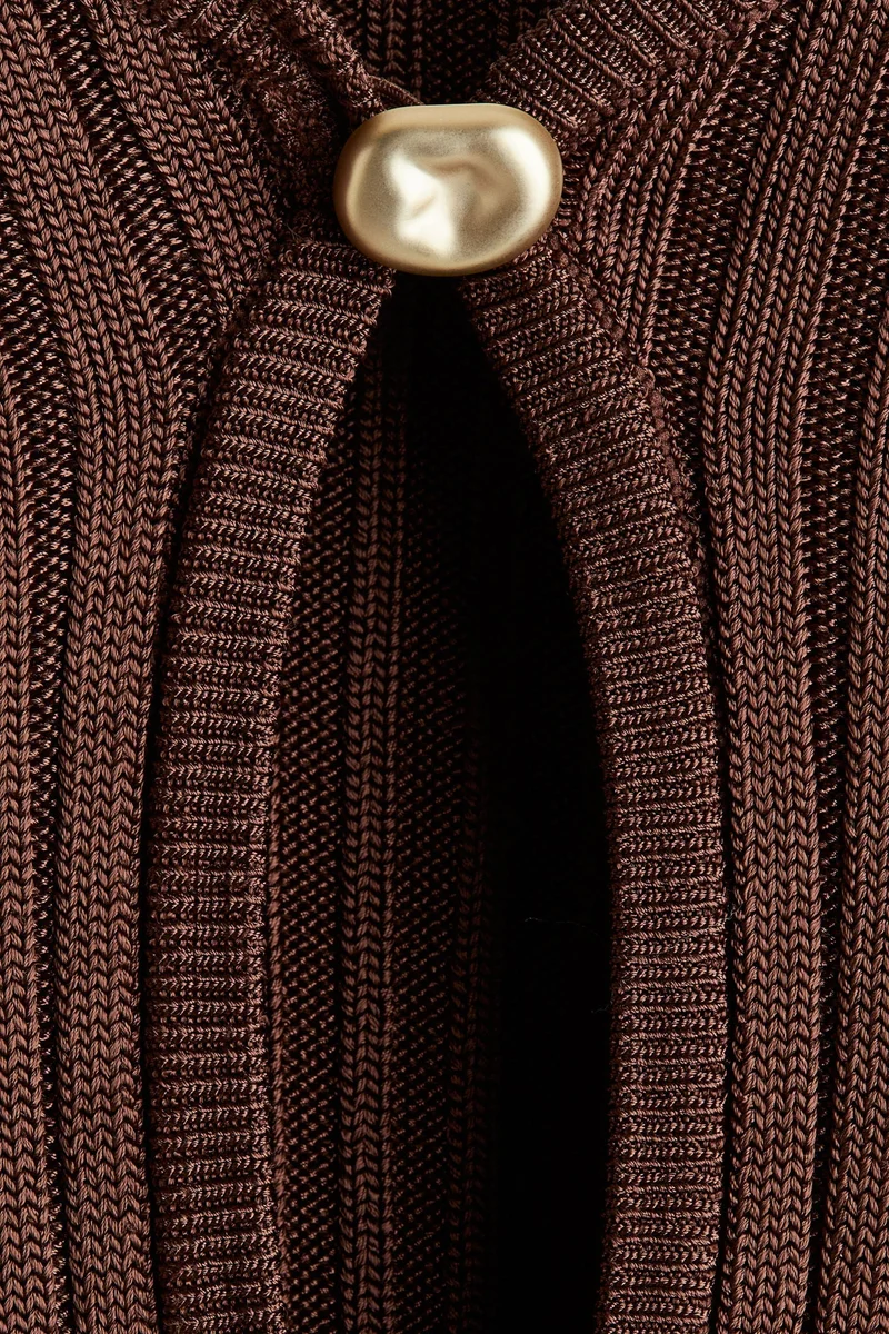 اتش اند ام بلوزة محبوكة من نسيج مرن