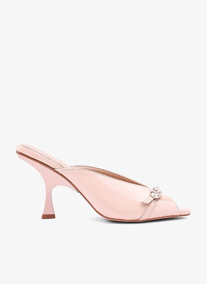 Cuple Elegant heel slippers designed for a chic look.