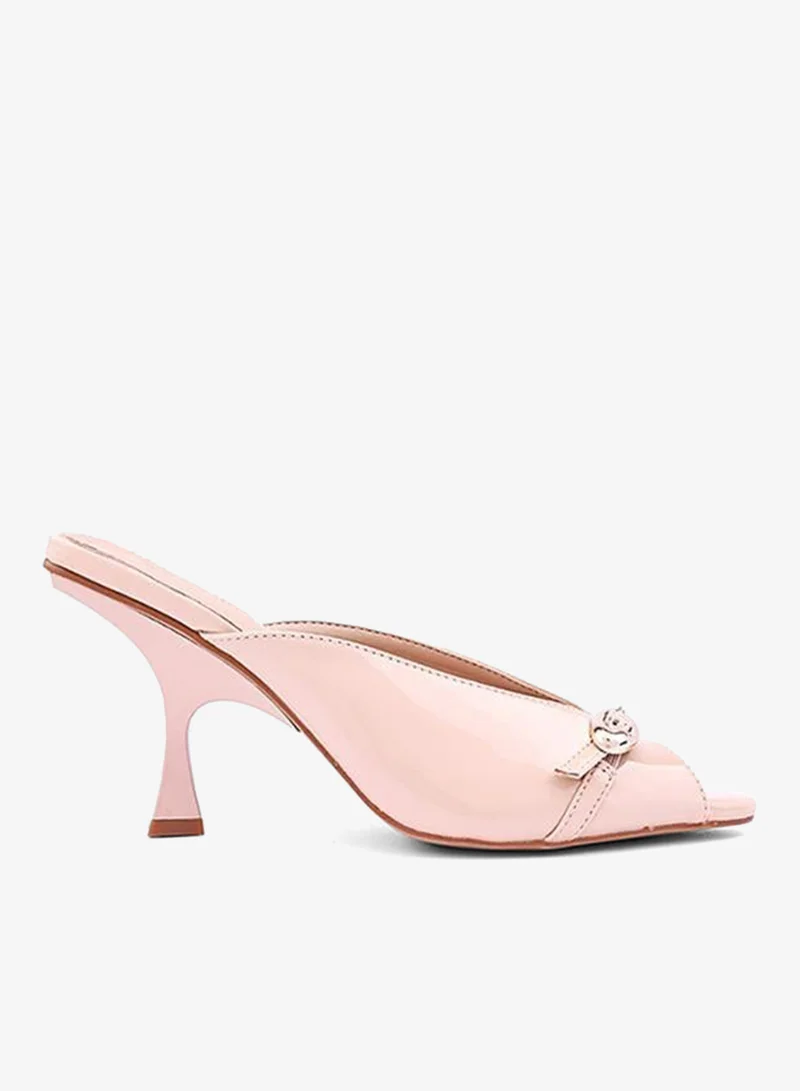 Cuple Elegant heel slippers designed for a chic look.