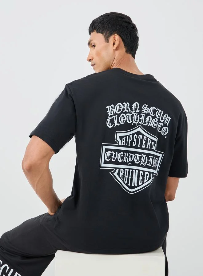 ستايلي تيشيرت أوفر سايز بطبعة جرافيك على الظهر