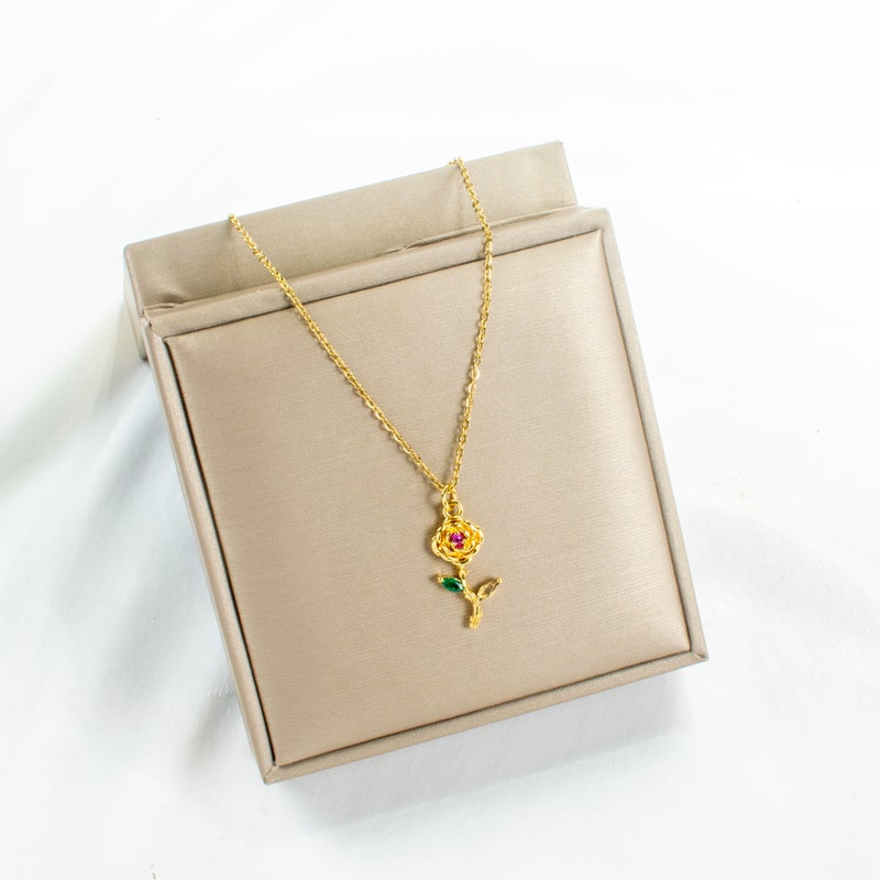 سلسلة أستانليس ستيل ذهبي مع دلاية شكل وردة مرصعة بفصوص الزيركون - Image 2