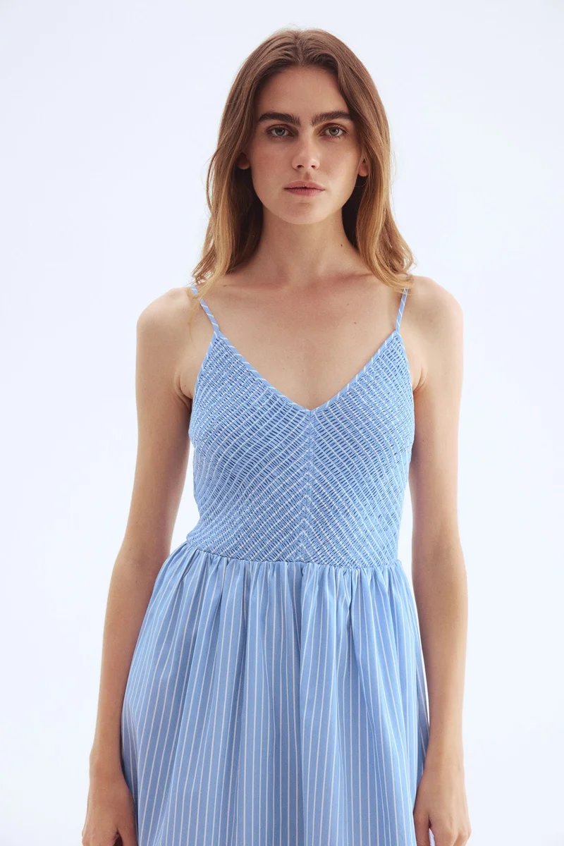 اتش اند ام فستان قطني بدرزات مجمعة في الجزء العلوي