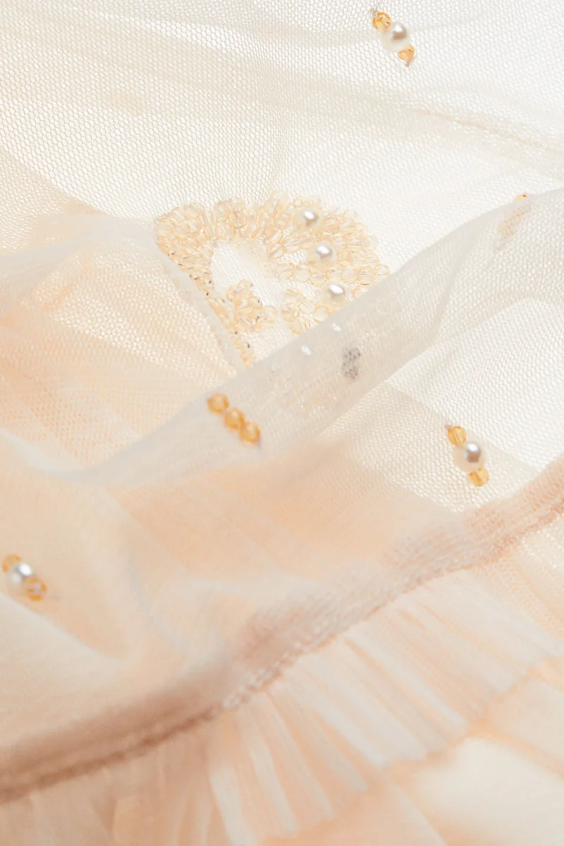 اتش اند ام تنورة مزينة بكشكشة مع تفاصيل بخرز