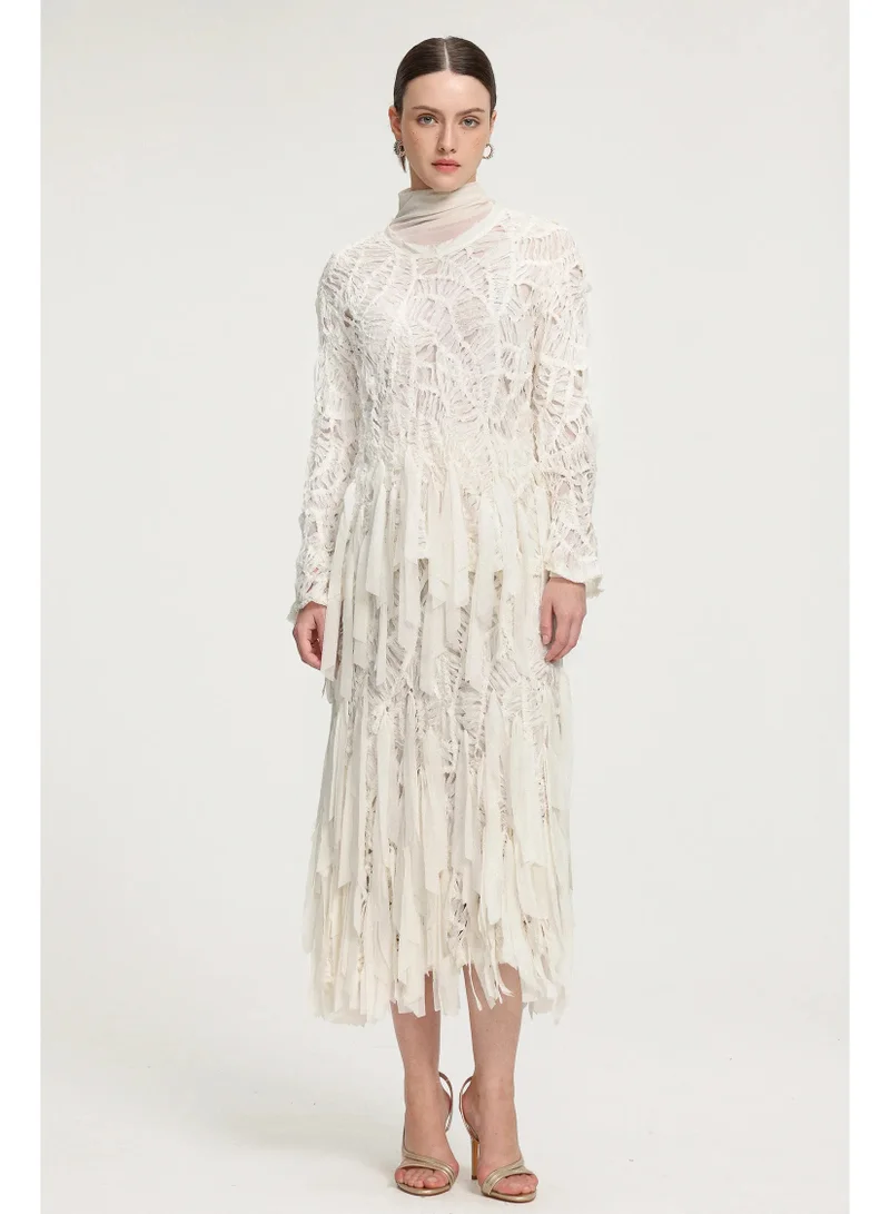 بيلا بارنيت بلوزة طويلة الأكمام محبوكة بنسيج مميز وتفاصيل شريطية - سكاي آند آيريس