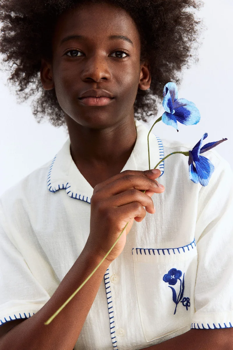 اتش اند ام قميص بقصّة ريزورت من القطن المزخرف