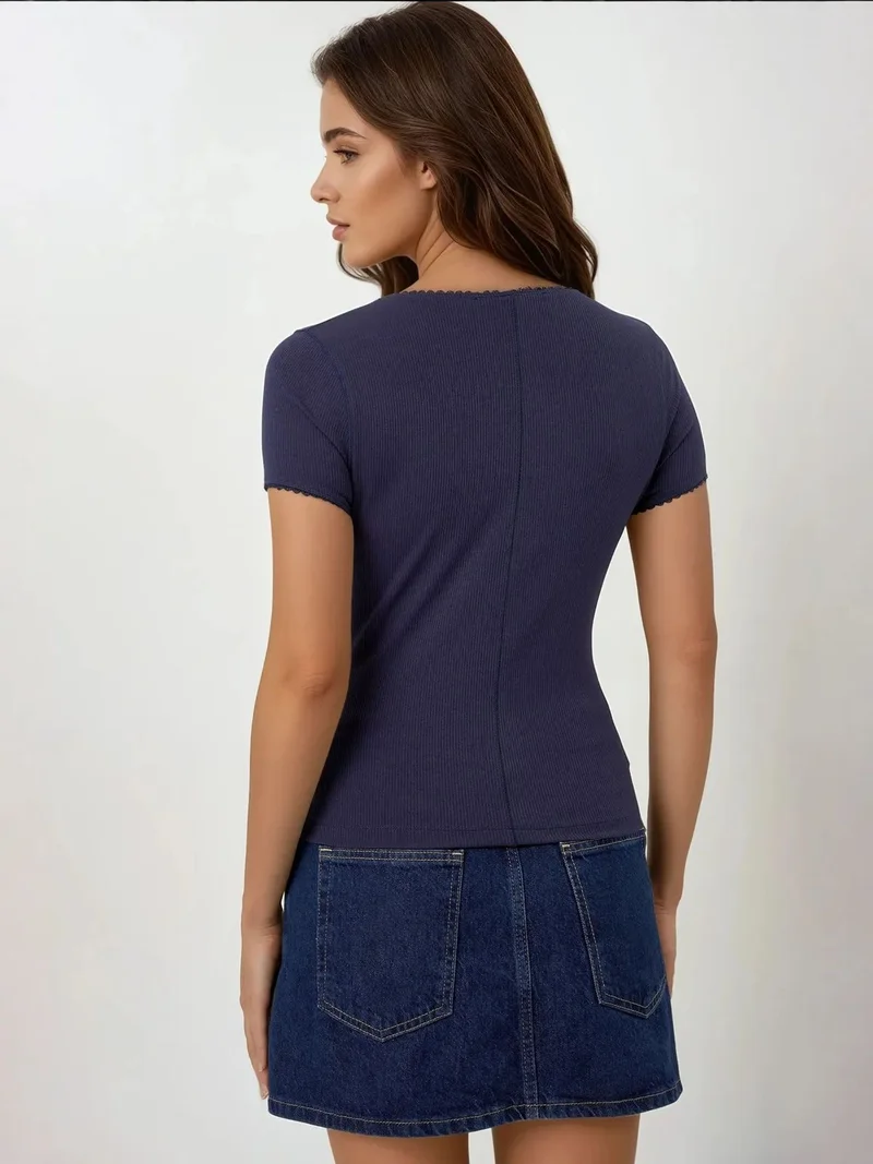 زوبعة بلوزة محبوكة بأزرار مزخرفة