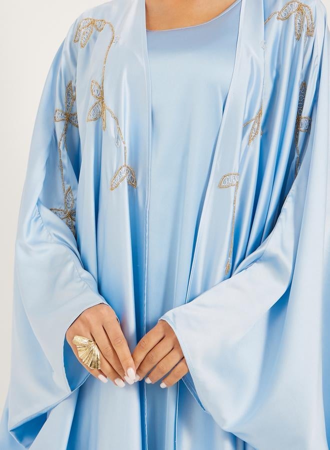 ستايلي عباية مطرزة مع فستان سليب وحجاب - Image 4