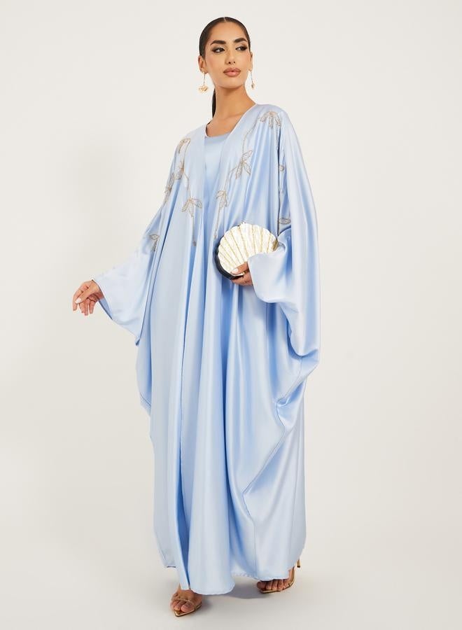 ستايلي عباية مطرزة مع فستان سليب وحجاب - Image 1