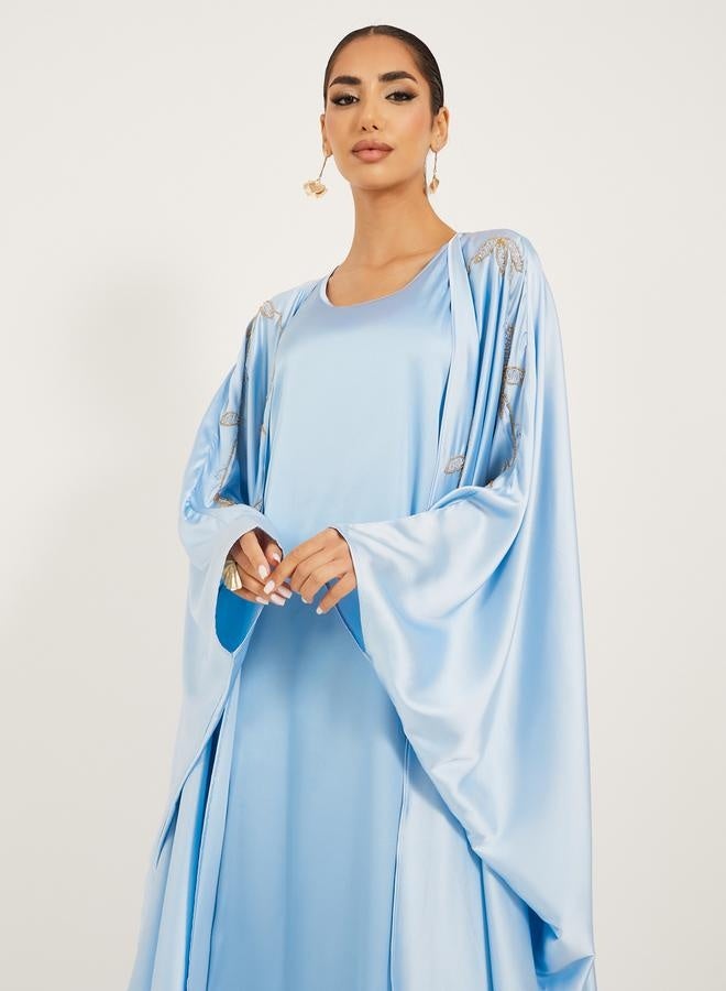 ستايلي عباية مطرزة مع فستان سليب وحجاب - Image 3