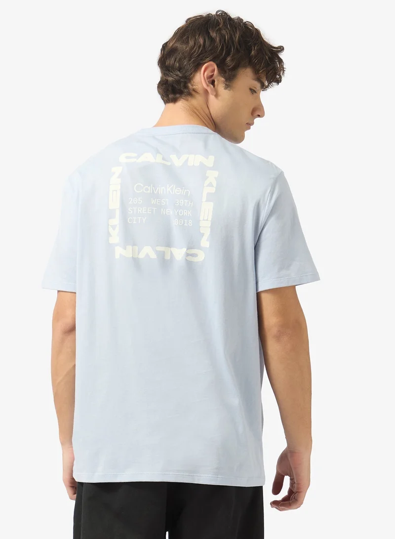 كالفن كلاين جينز تيشيرت بأكمام قصيرة ورسمة صندوق