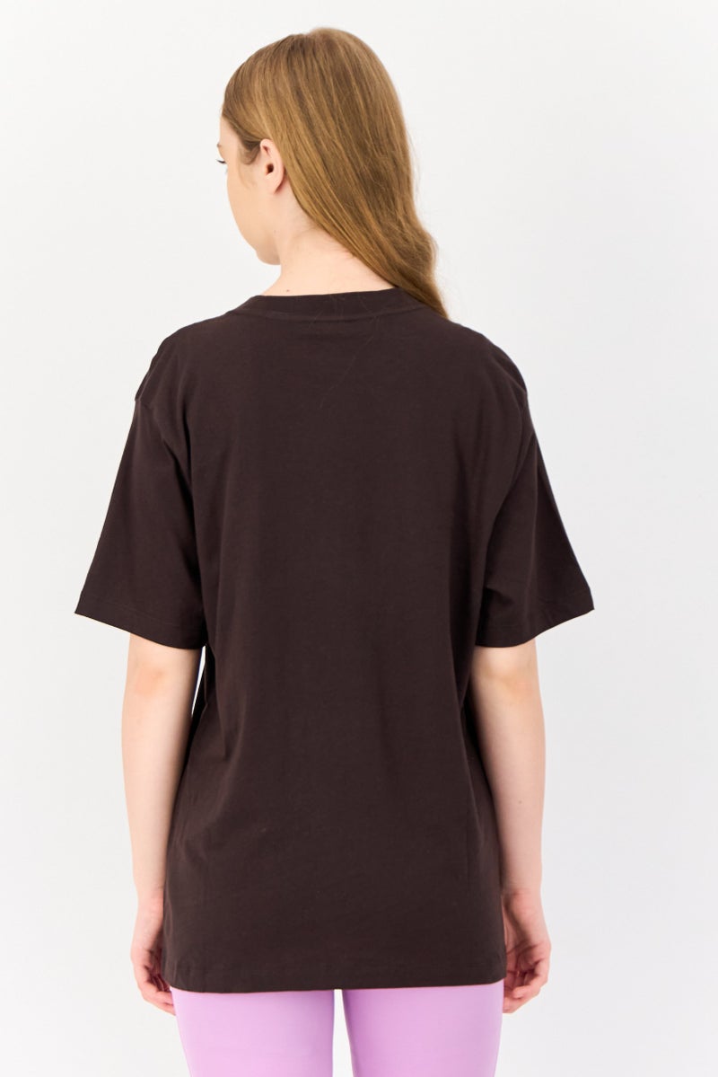 Nike تي شيرت رياضي نسائي قصير الأكمام في الهواء الطلق، بني داكن - Image 4