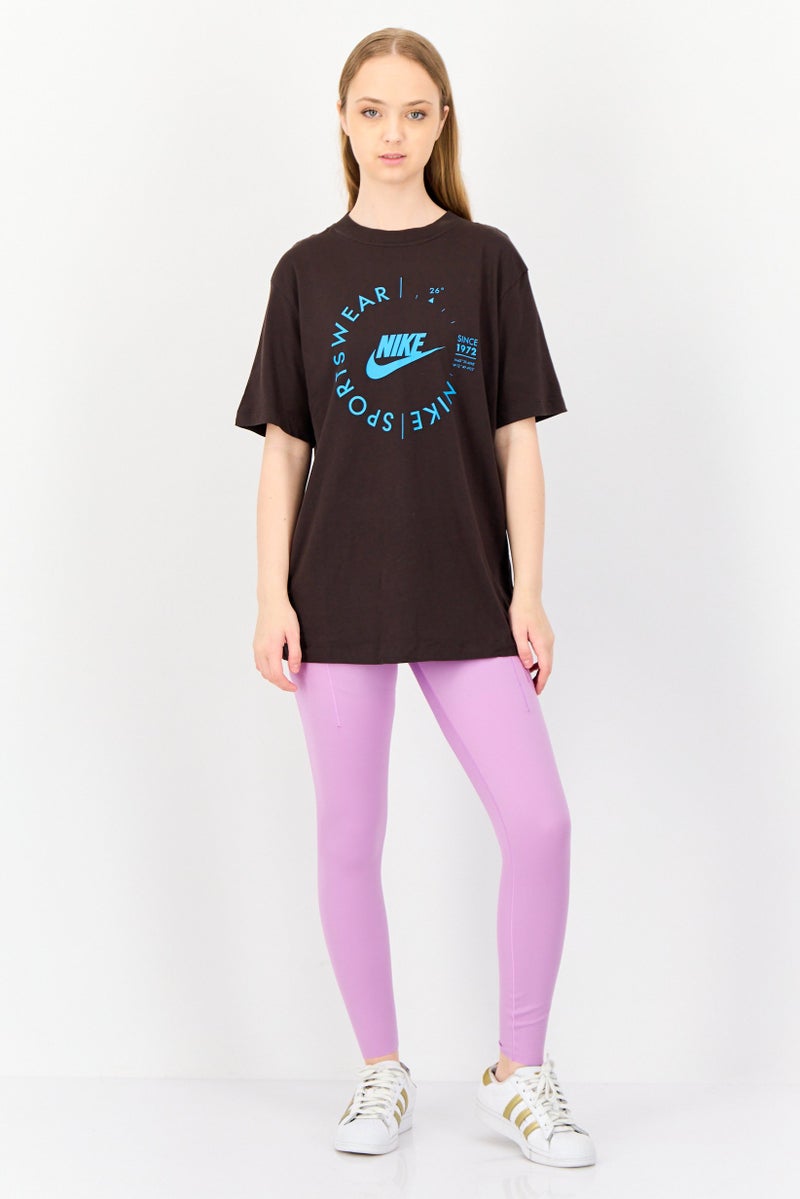 Nike تي شيرت رياضي نسائي قصير الأكمام في الهواء الطلق، بني داكن - Image 2