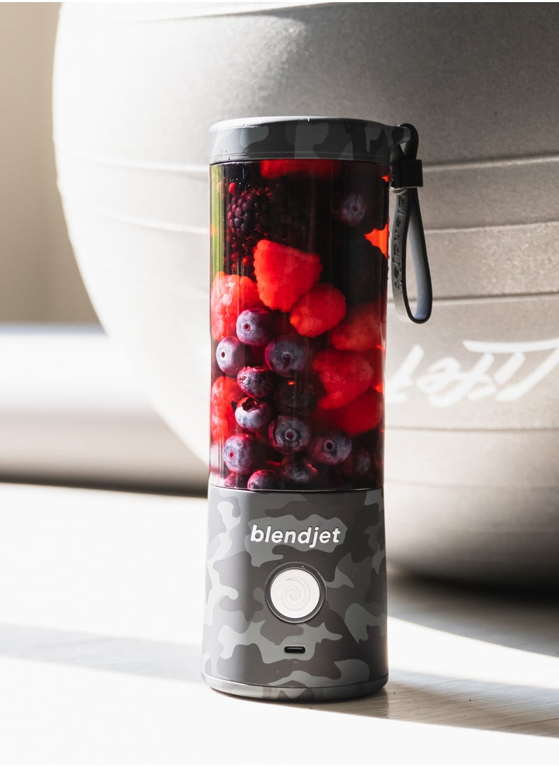 blendjet - صانع العصائر المحمول V2، خلاط شخصي، خلاط فواكه، عصارة مانعة للتسرب، زجاجة رياضية 475 مل 200 وات خالية من BPA، قابلة لإعادة الشحن عبر USB-C، كسارة ثلج بشفرات من الفولاذ المقاوم للصدأ - كامو حضري - Image 1