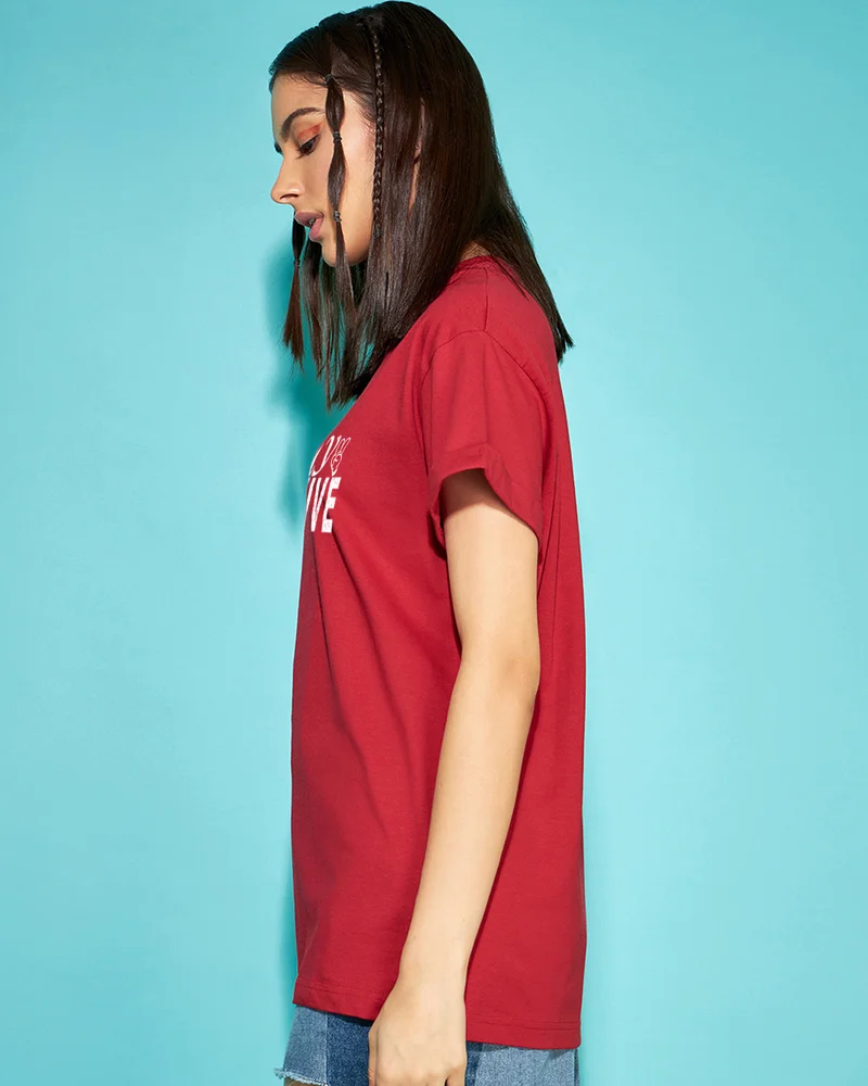 بيواكوف تيشيرت بوي فريند بطبعة ابق إيجابياً باللون الأحمر الجريء للنساء