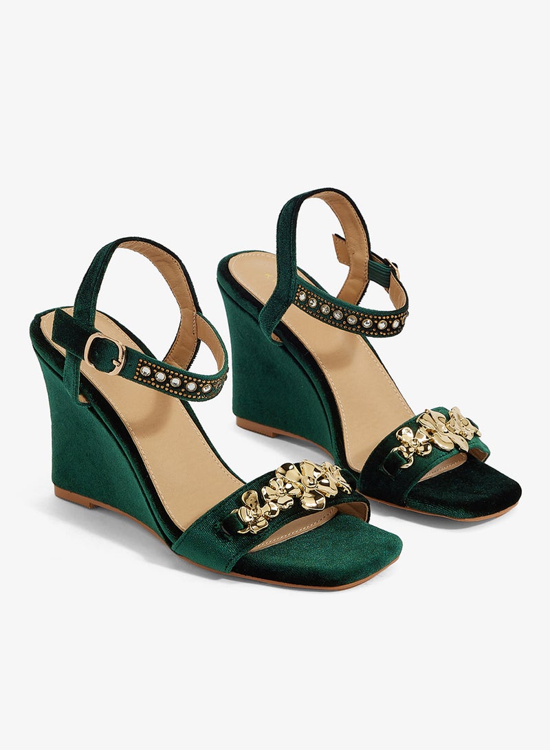 خزانة صندل إسفين زمردي أخضر بزخرفة زهور ذهبية وحزام للكاحل - Image 3