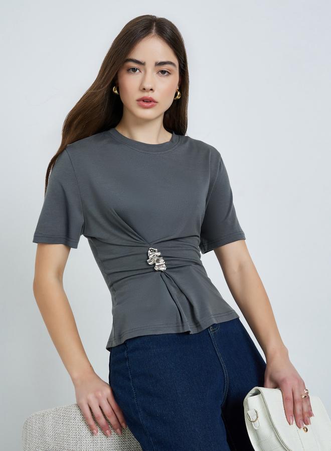 ستايلي بلوزة محبوكة بتفاصيل ميتاليك - Image 1