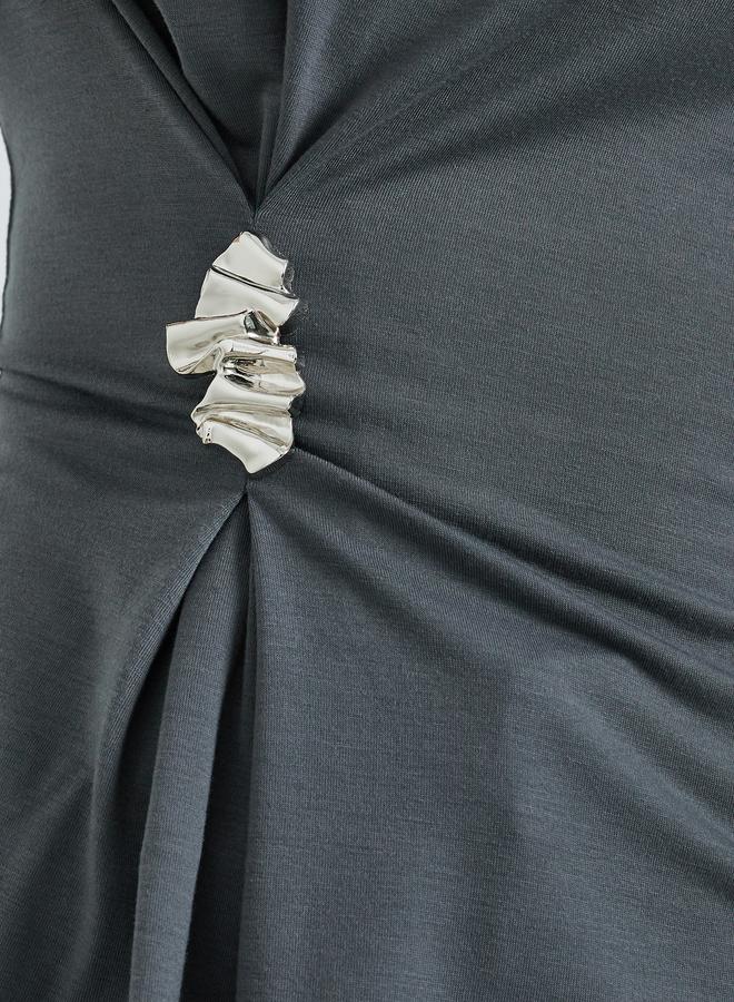 ستايلي بلوزة محبوكة بتفاصيل ميتاليك - Image 3