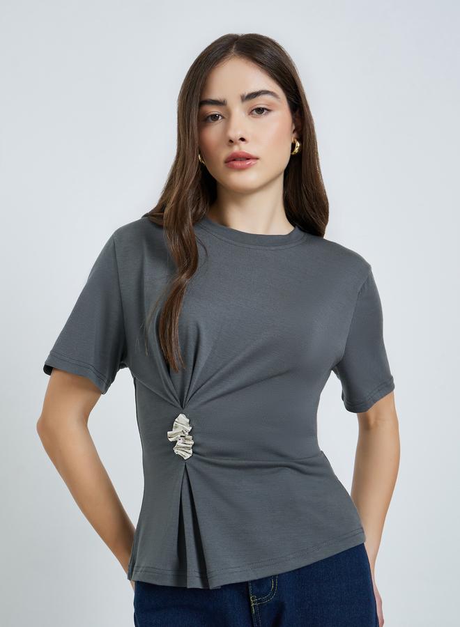 ستايلي بلوزة محبوكة بتفاصيل ميتاليك - Image 5