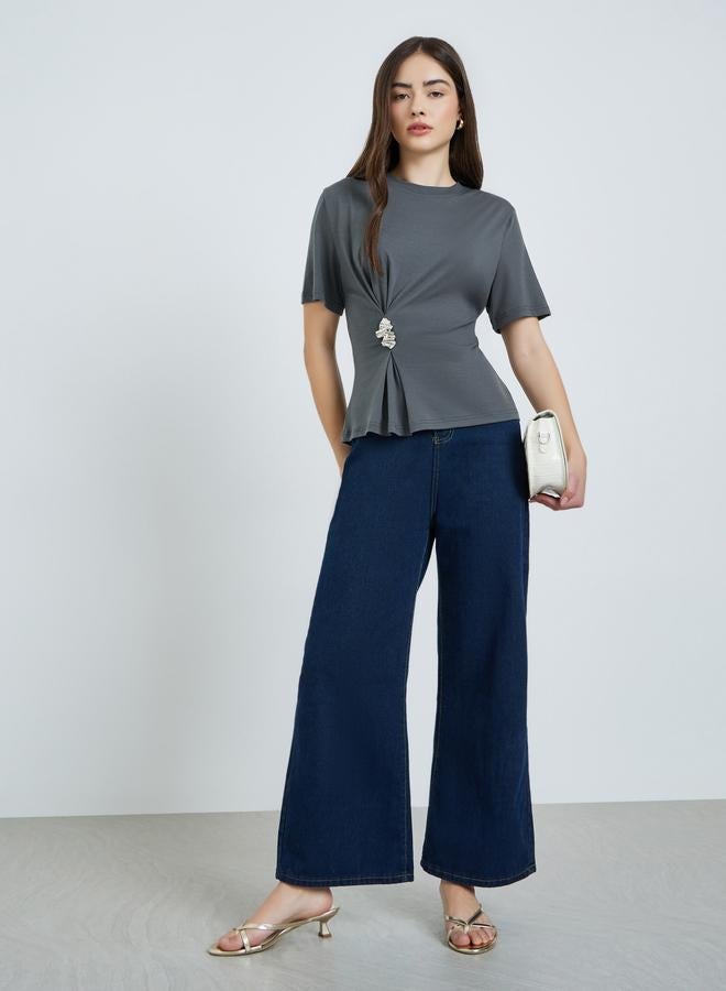 ستايلي بلوزة محبوكة بتفاصيل ميتاليك - Image 2