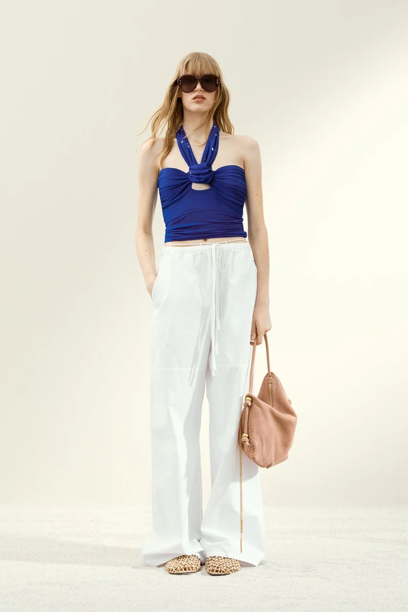 اتش اند ام بلوزة مزيّنة بالخرز بتصميم ملفوف حول الرقبة