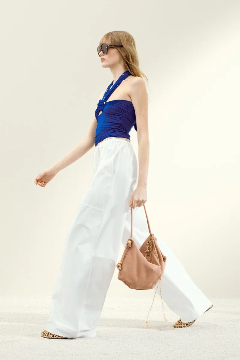 اتش اند ام بلوزة مزيّنة بالخرز بتصميم ملفوف حول الرقبة